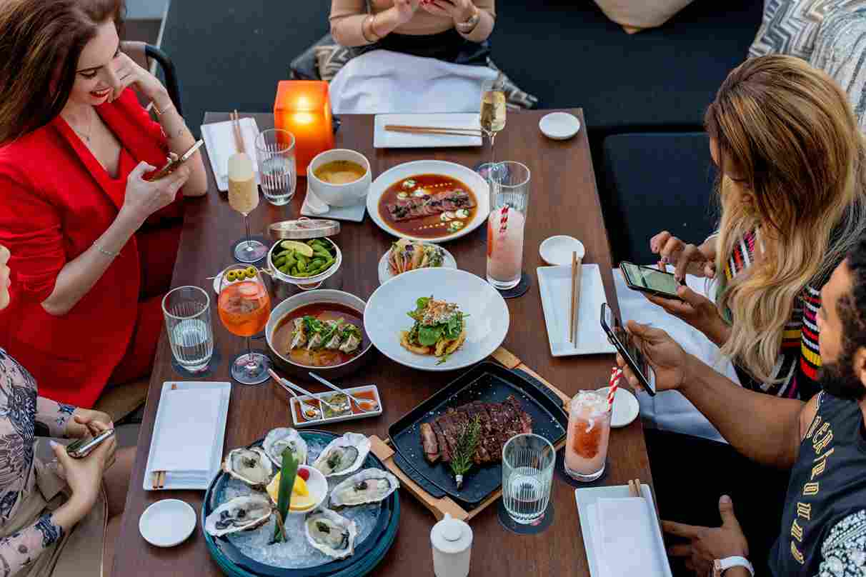 How to Plan a Group Dinner in Dubai Without the Usual Chaos